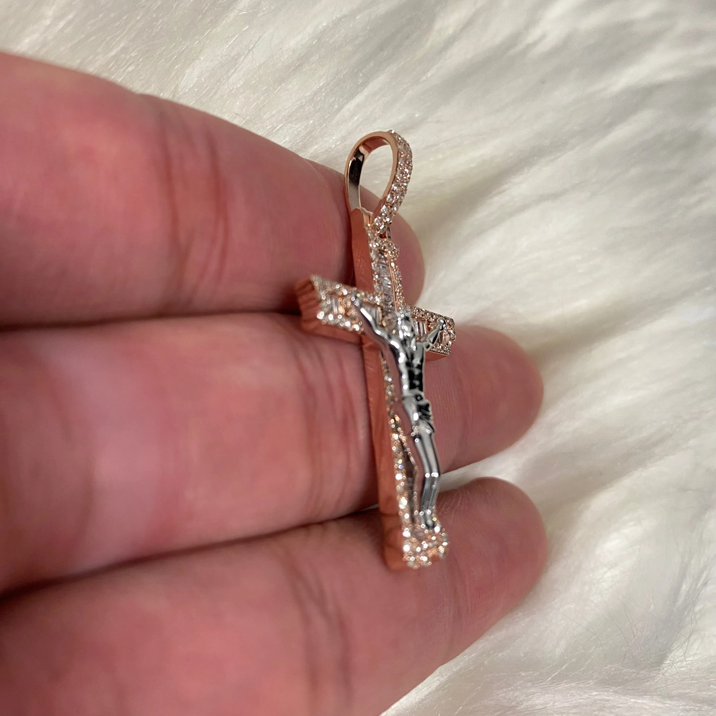 10K Rose-White Gold Diamond Crusifix Pendant 1Ct Dia / 5.4gr / 1.5in
