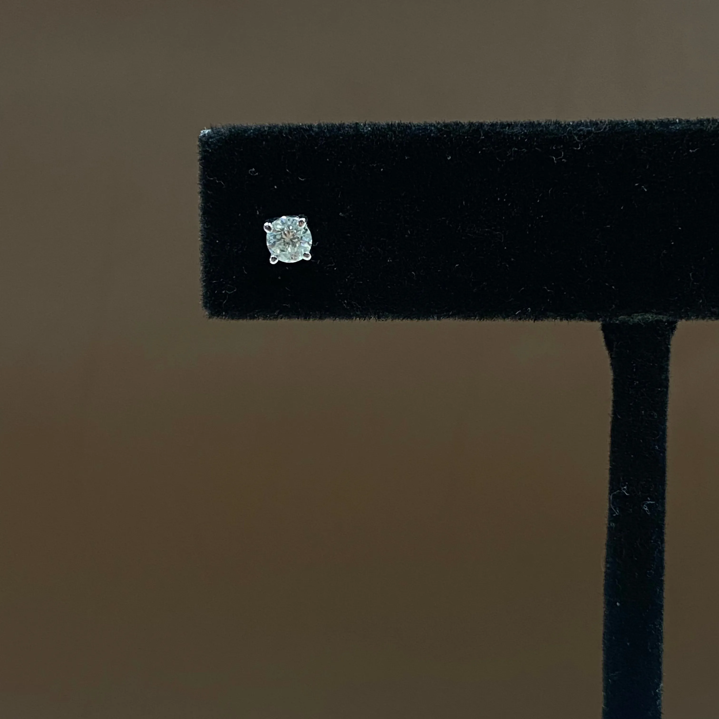 14K White Gold Diamond Luxury Stud Earrings 0.27Ct / 0.5gr