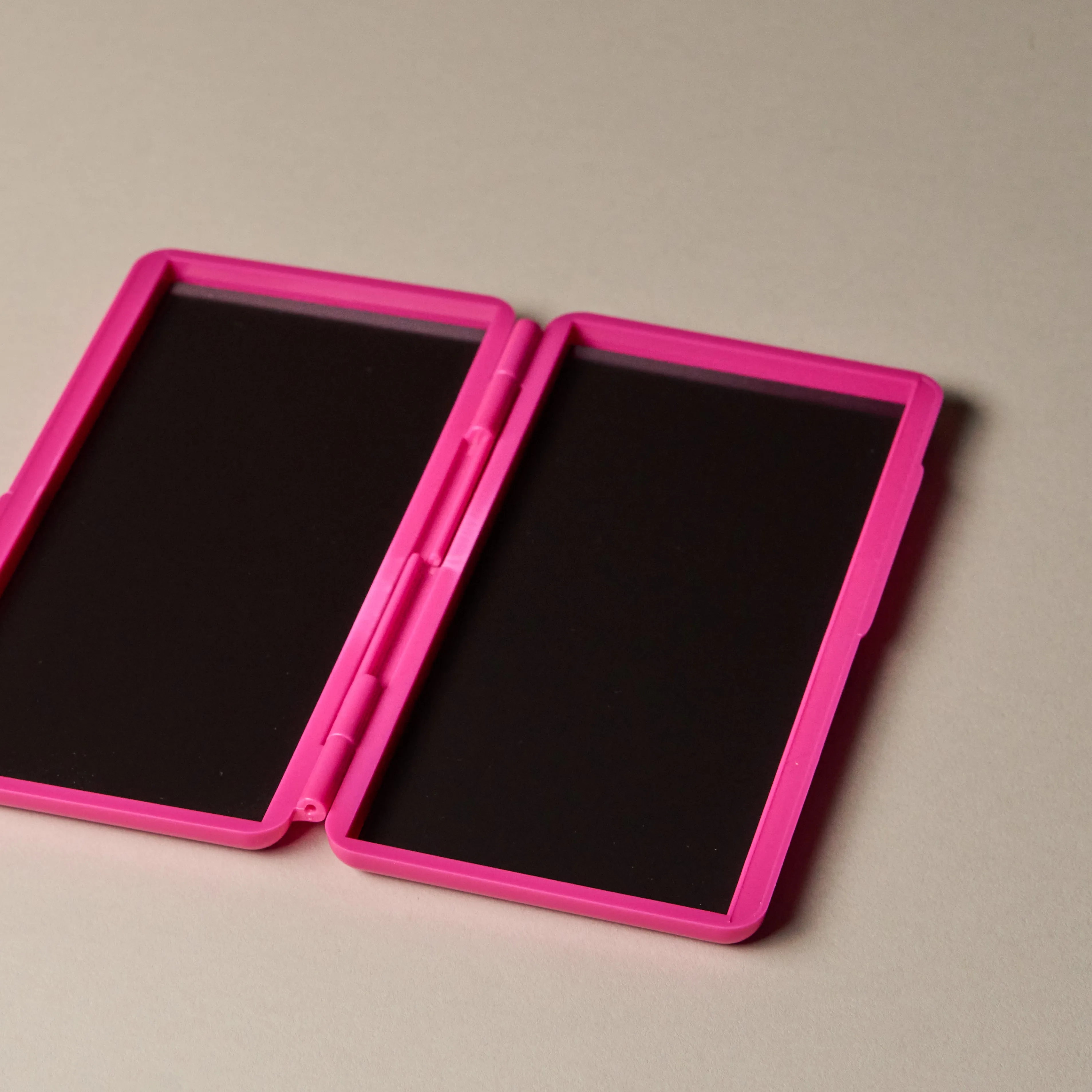 Kitpak The Magnetic Compact in Material Girl